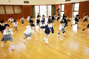 エンゼルホールで楽しい運動あそび‼　ばら