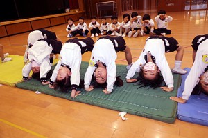 体操教室　ブリッジ・片足跳び　ひまわり