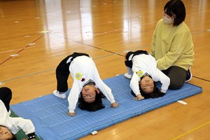 体操教室　ブリッジ・片足跳び　ひまわり