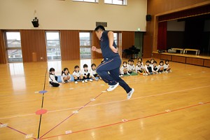 体操教室　ブリッジ・片足跳び　ひまわり