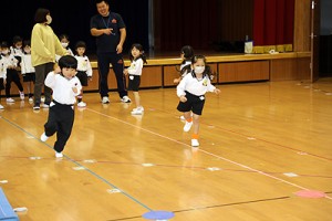 体操教室　ブリッジ・片足跳び　ひまわり