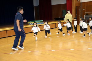 体操教室　ブリッジ・片足跳び　ひまわり