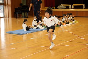 体操教室　ブリッジ・片足跳び　ひまわり