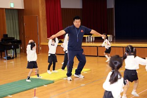 体操教室　ブリッジ・片足跳び　ひまわり