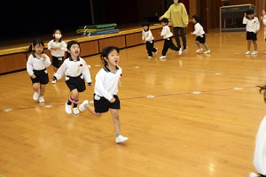 体操教室　ブリッジ・片足跳び　ひまわり