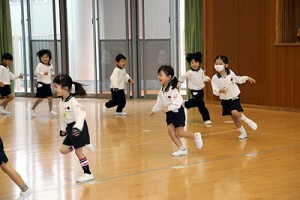体操教室　ブリッジ・片足跳び　ひまわり