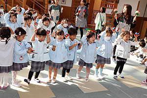 リズムフェスティバル　歌・カスタ発表ごっこ　年少