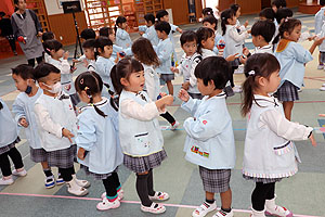 リズムフェスティバル　歌・カスタ発表ごっこ　年少
