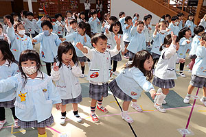 リズムフェスティバル　歌・カスタ発表ごっこ　年少