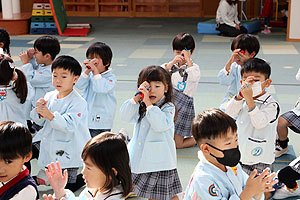 リズムフェスティバル　歌・カスタ発表ごっこ　年中
