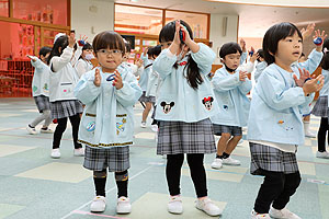 リズムフェスティバル　歌・カスタ発表ごっこ　年中