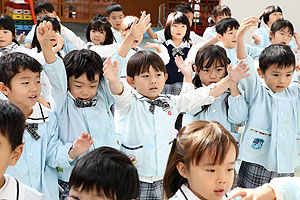 リズムフェスティバル　歌・カスタネット発表ごっこ　年長
