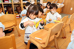 エンゼル幼稚園のお誕生日おめでとう　ことり