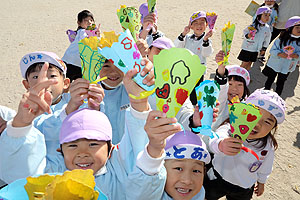 エンゼル幼稚園のお誕生日の制作　D・E・さくら・すみれ・ばら・うさぎ・きりん・こあら・ひまわり