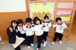 エンゼル幼稚園のお誕生日の制作　D・E・さくら・すみれ・ばら・うさぎ・きりん・こあら・ひまわり