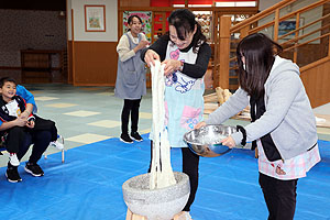 もちつき大会　こあら・ぱんだ・きりん