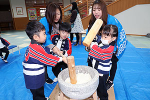 もちつき大会　こあら・ぱんだ・きりん