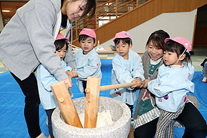 もちつき大会　年長組・ひよこ　NO.1
