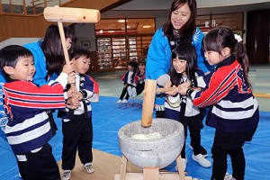 もちつき大会が行われました　ばら・たんぽぽ