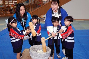 もちつき大会が行われました　ばら・たんぽぽ