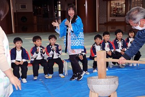 もちつき大会が行われました　ばら・たんぽぽ