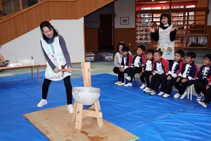 もちつき大会が行われました　ばら・たんぽぽ