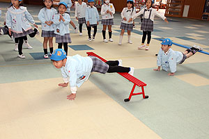 平均台で楽しい運動遊び　D