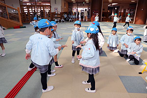 平均台で楽しい運動遊び　D