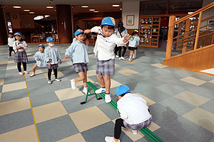 平均台で楽しい運動遊び　D