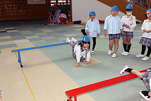 平均台で楽しい運動遊び　D