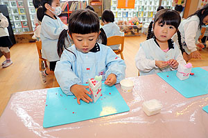 クリスマスケーキの制作　きりん