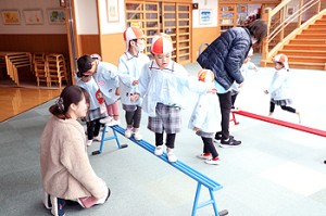 平均台にチャレンジ‼　　きりん