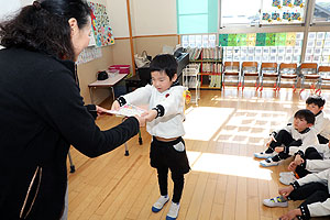 マラソンの表彰式が行われました　年長・年少・ひよこ