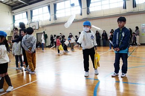 小学校で交流会が行われました　