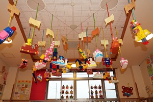 作品展の各クラスの個性あふれる作品　　　年少組
