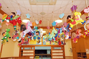 作品展の各クラスの個性あふれる作品　　　年中組