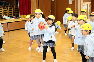 2月生まれの誕生会　「ドッジボール」　 年中組