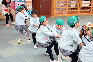 2月生まれの誕生会　「つなひき大会」　 年長組