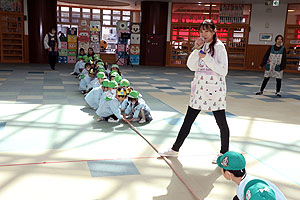 2月生まれの誕生会　「つなひき大会」　 年長組