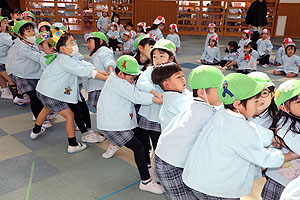 2月生まれの誕生会　「つなひき大会」　 年長組