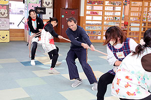 2月生まれの誕生会　「つなひき大会」　 年長組