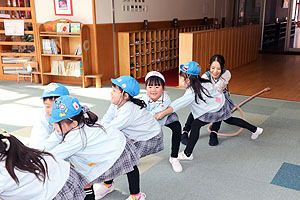 2月生まれの誕生会　「つなひき大会」　 年長組