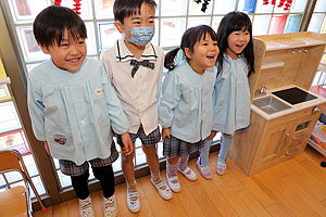 年中組の科学教室「鏡の不思議」　ばら・すみれ