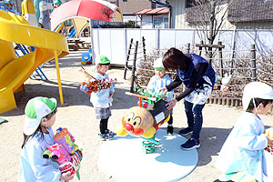 カマキリたちと園庭で遊びました　ことり