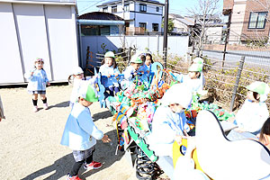 カマキリたちと園庭で遊びました　ことり