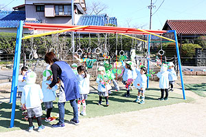 カマキリたちと園庭で遊びました　ことり