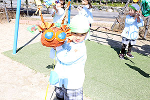 カマキリたちと園庭で遊びました　ことり