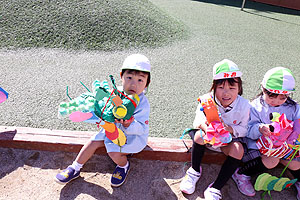 カマキリたちと園庭で遊びました　ことり