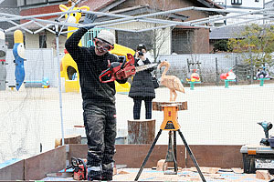 チェーンソーンアートHORITETSUさんがやってきました　年長・ひよこ組