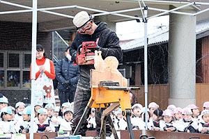 チェーンソーアートHORITETSUさんがやってきました　年少組